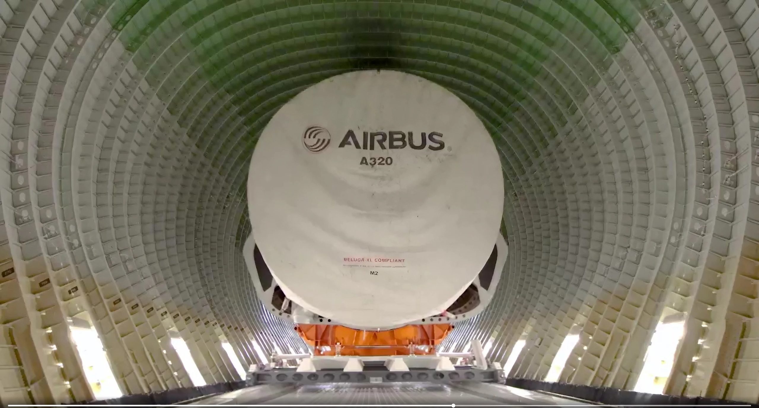 TECHNITOILE est fier d'être partenaire d’Airbus depuis plus de 30 ans. Nous sommes heureux de vous présenter une de nos réalisations de protection aéronautique en toile technique dans cette vidéo du BelugaXL en escale à Airbus Atlantic.